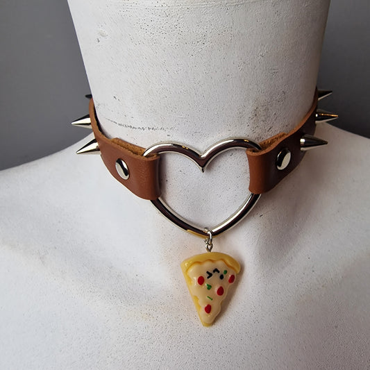 Chocker con borchie e ciondolo di pizza