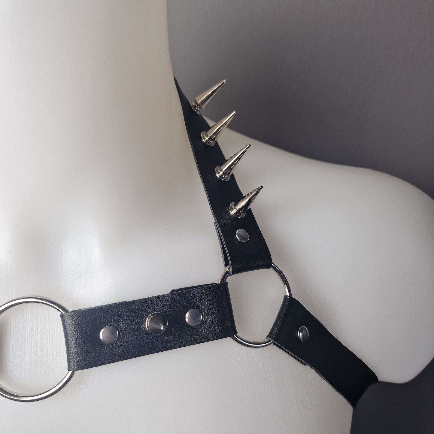 Harness da uomo con borchie