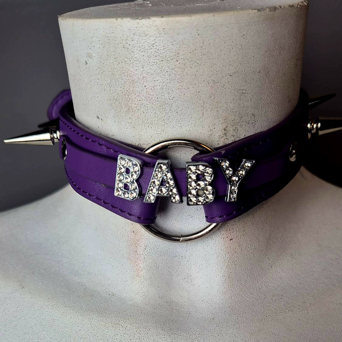 Chocker viola con scritta "Baby"