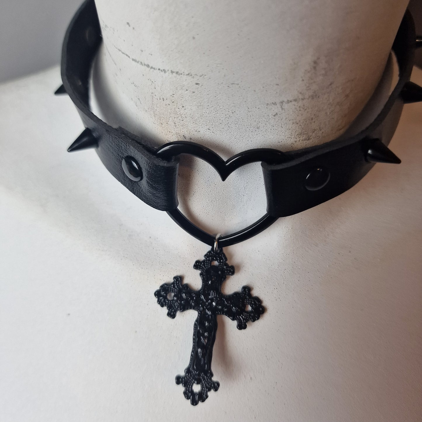 Chocker total black e croce nera