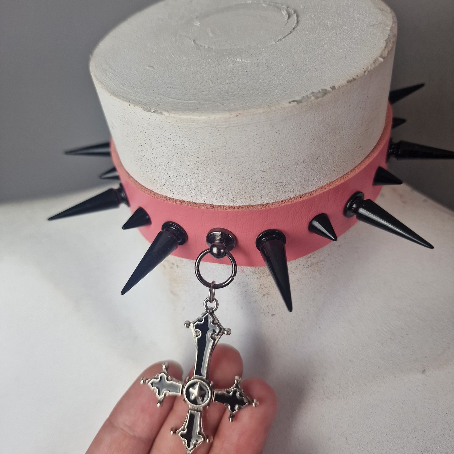 Chocker rosa con borchie e croce nera