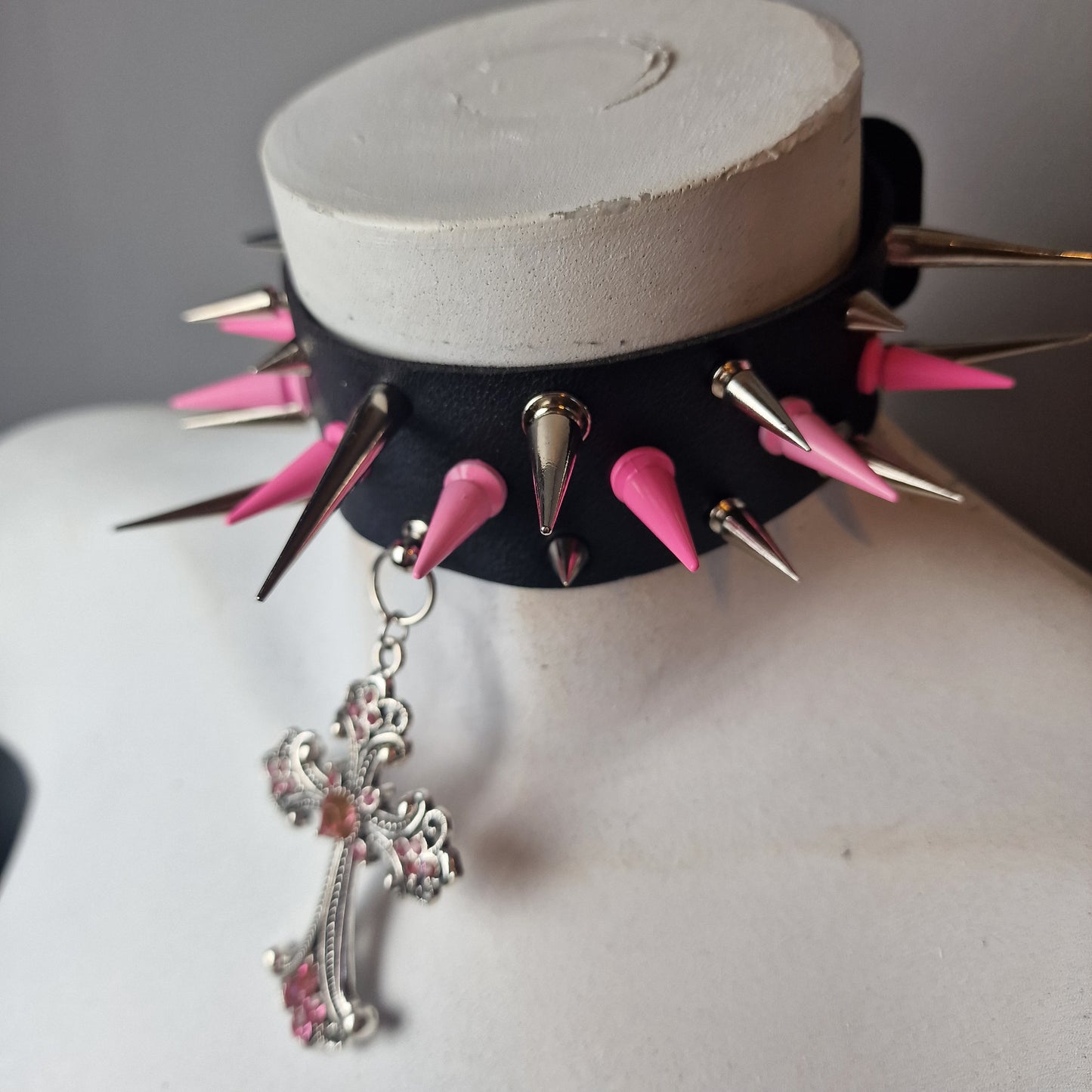 Chocker con croce rosa