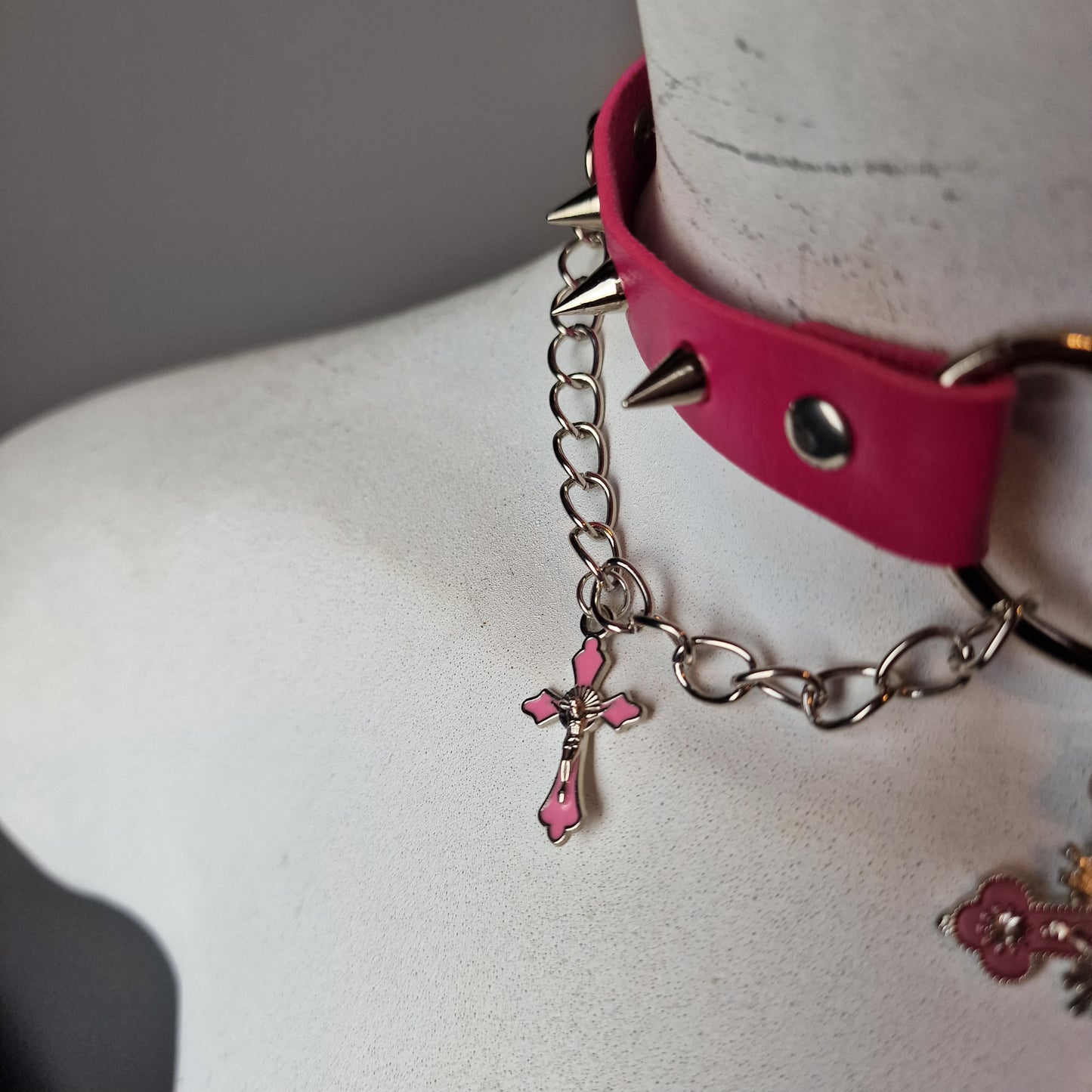Chocker fuxia con croci e catene