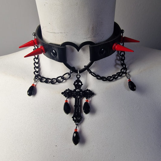 Chocker con croce e borchie rosse
