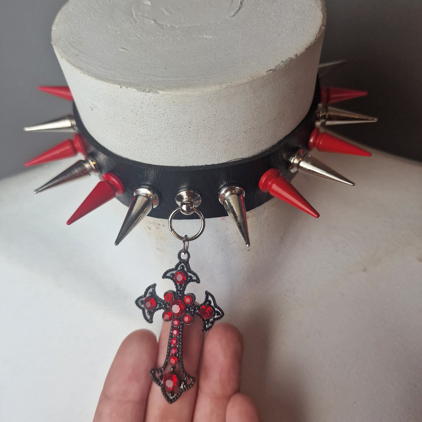 Chocker borchie rosse e argento