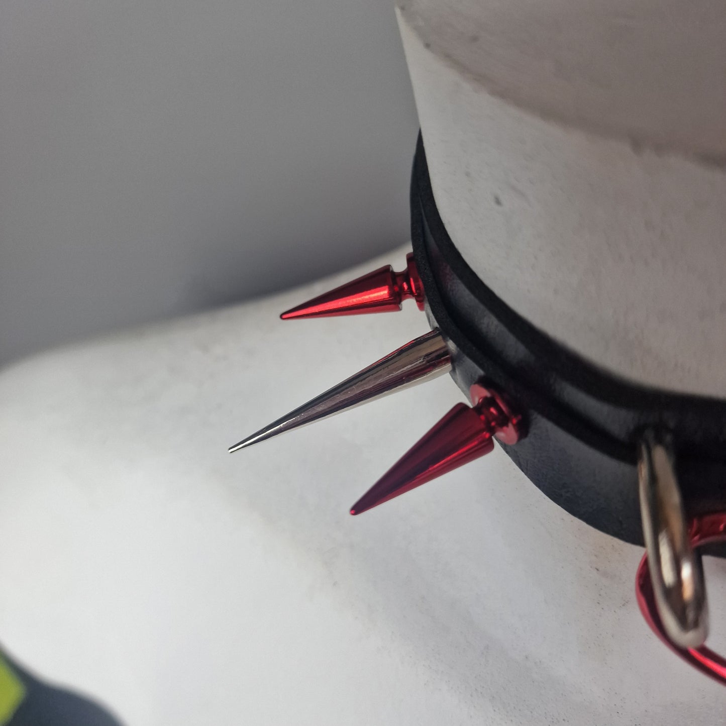 Chocker nero con borchie olografiche rosse