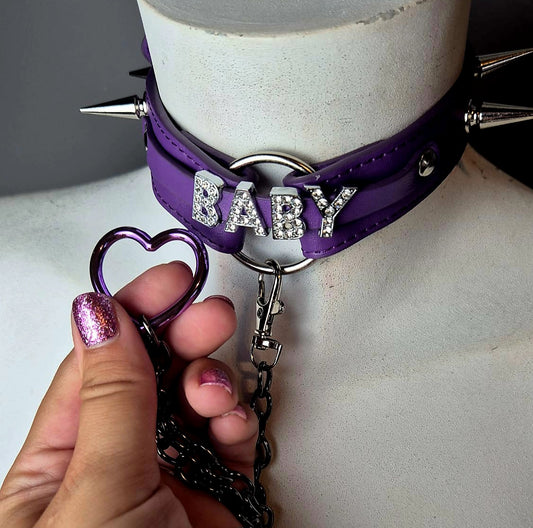 Set chocker viola e guinzaglio con cuore viola