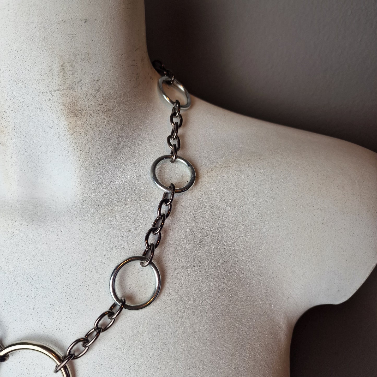 Collana con cerchi e catene