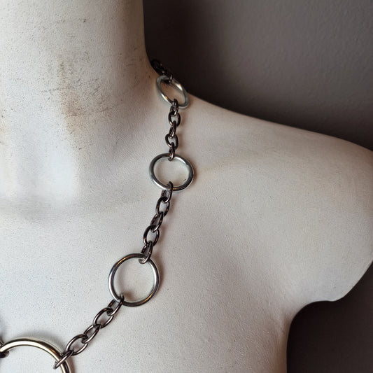 Collana con cerchi e catene