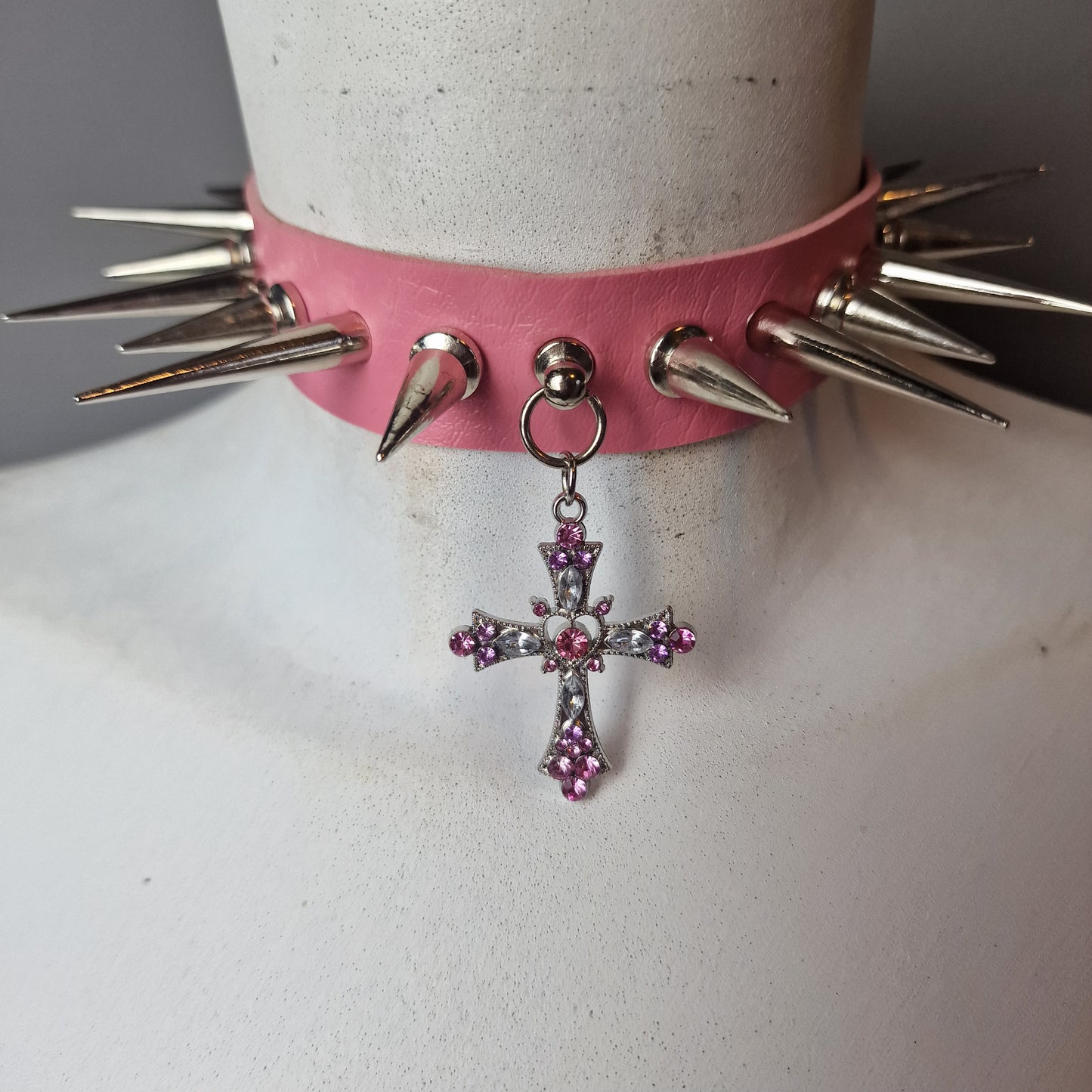 Chocker rosa e croce