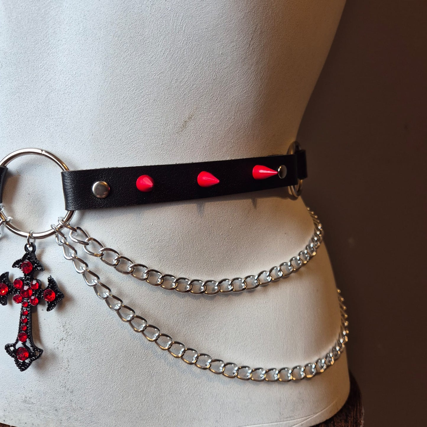 Cintura con borchie rosse e croce