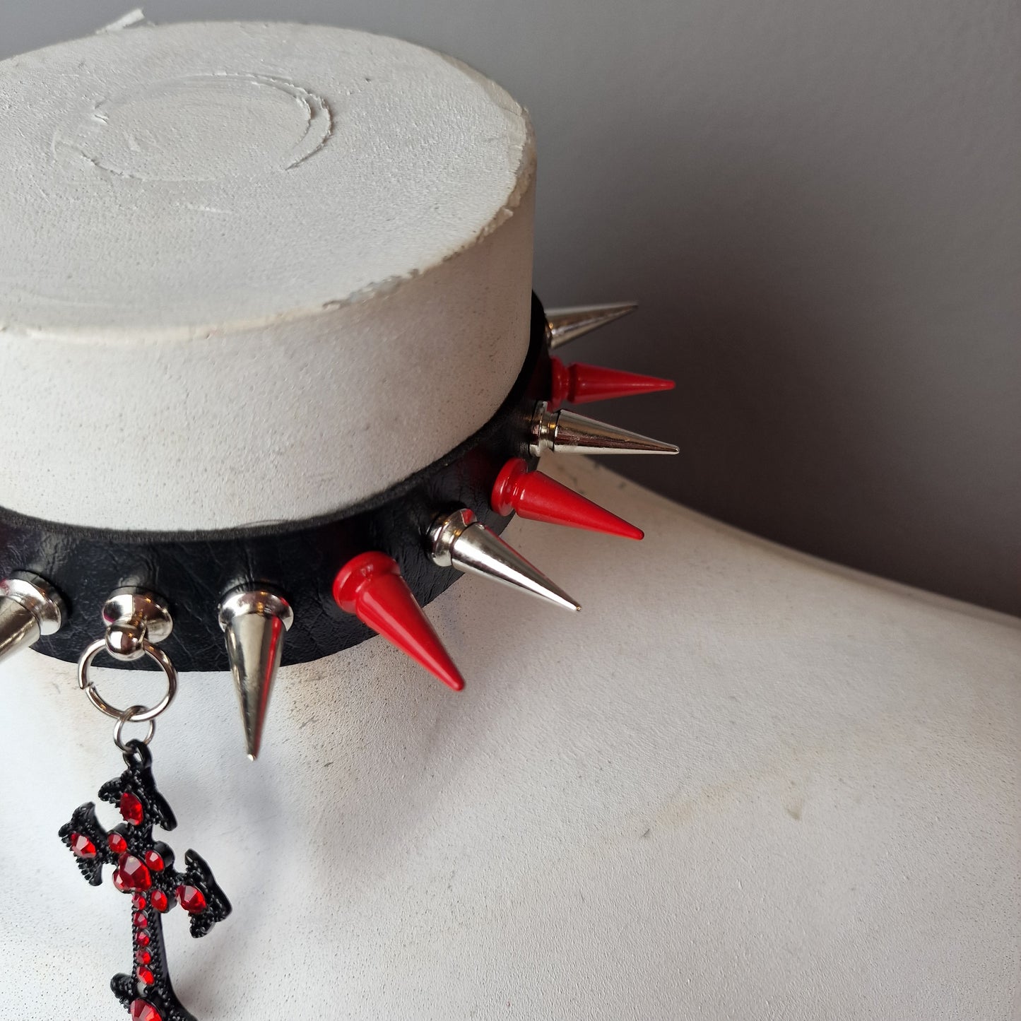 Chocker borchie rosse e argento