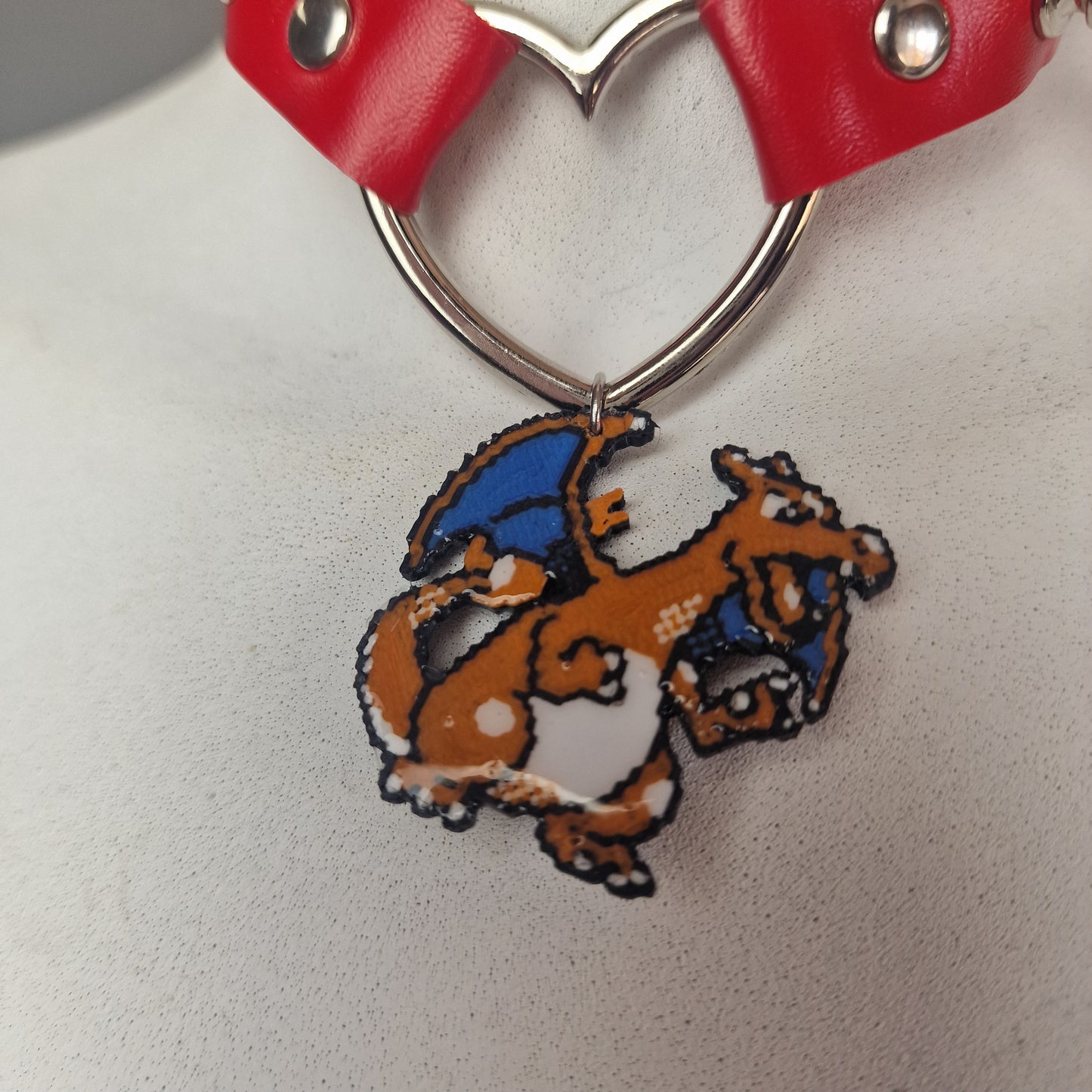 Chocker con Charizard 3D rosso