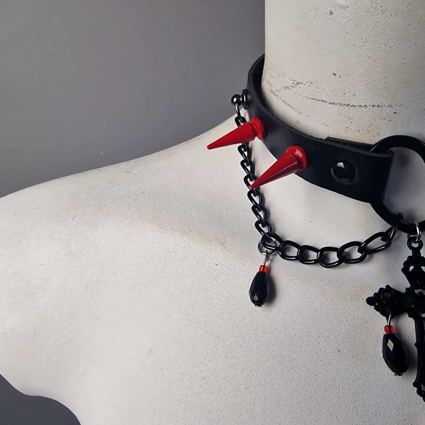 Chocker con croce e borchie rosse