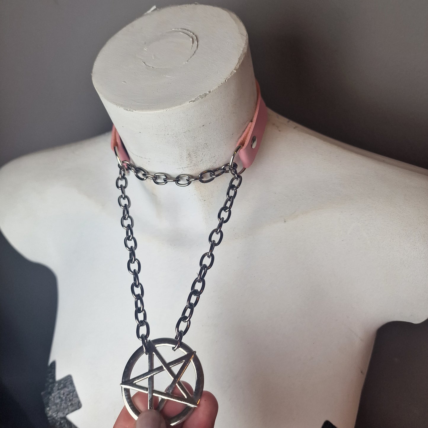 Chocker a strozzo con pentacolo