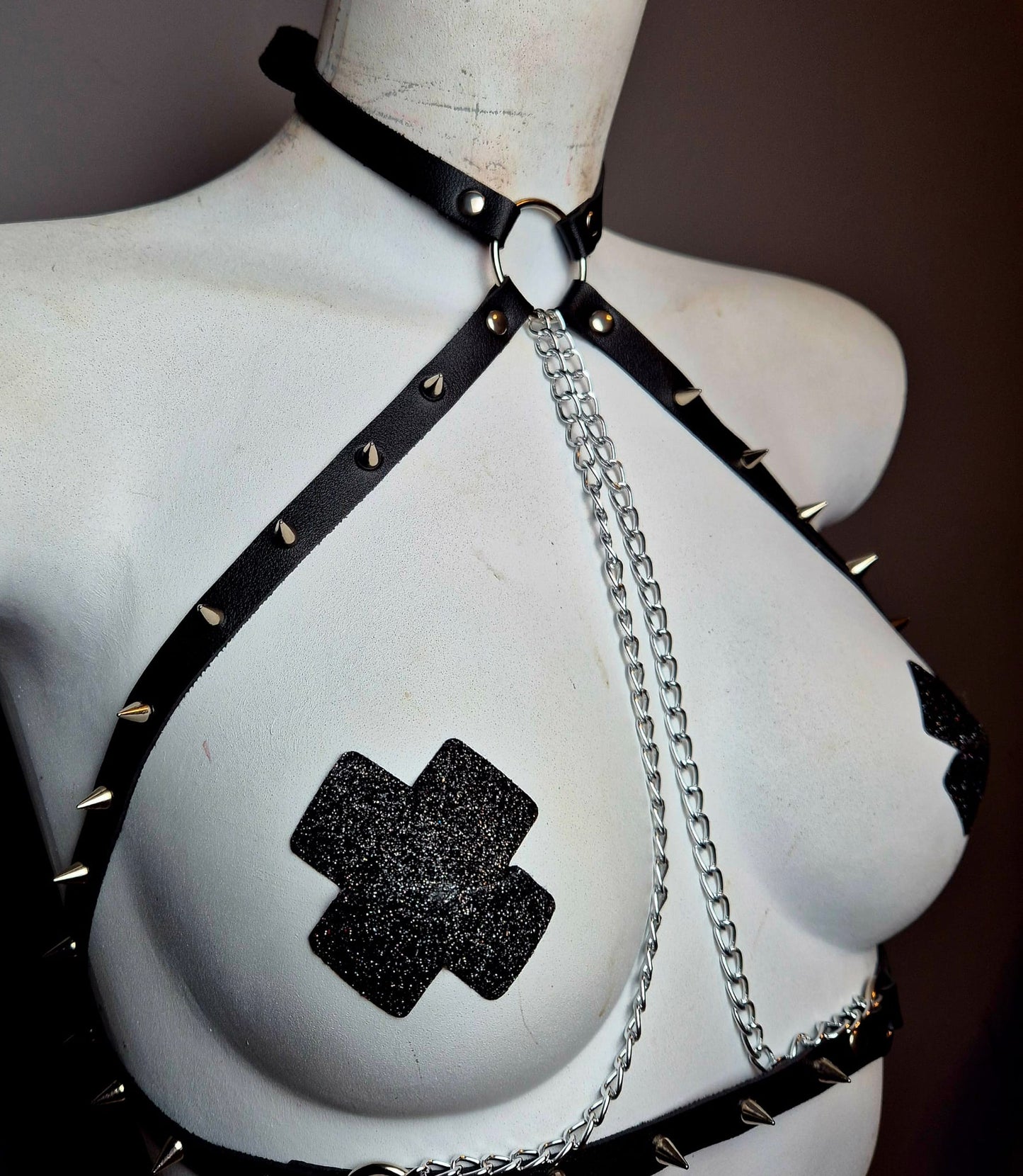 Harness semplice con borchie argento e catene