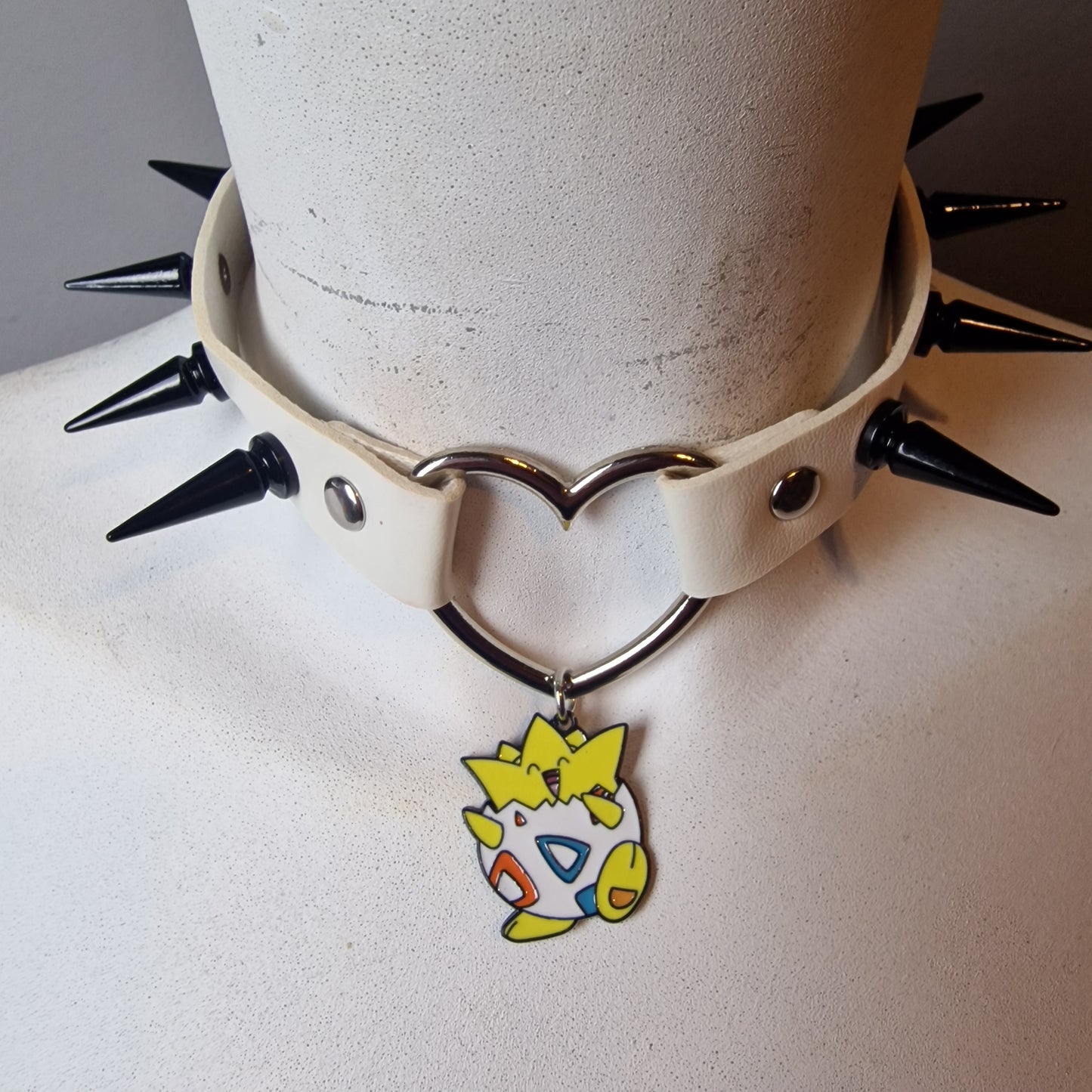 Chocker bianco con togepi