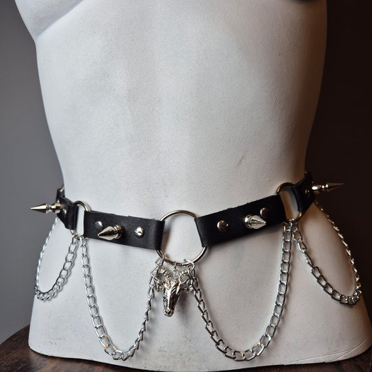 Cintura con caprone e ciondolo di ariete pendente