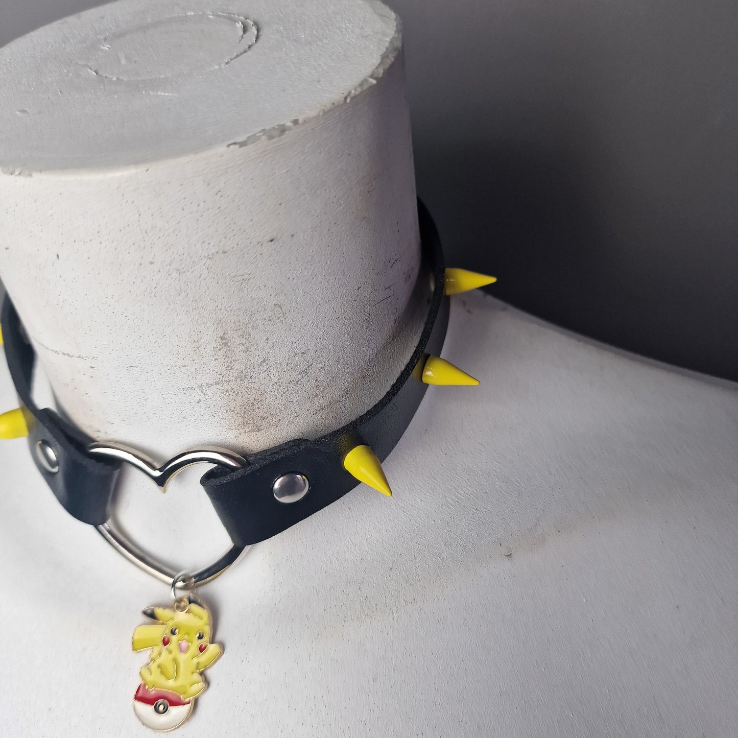 Chocker nero pikachu e borchie gialle