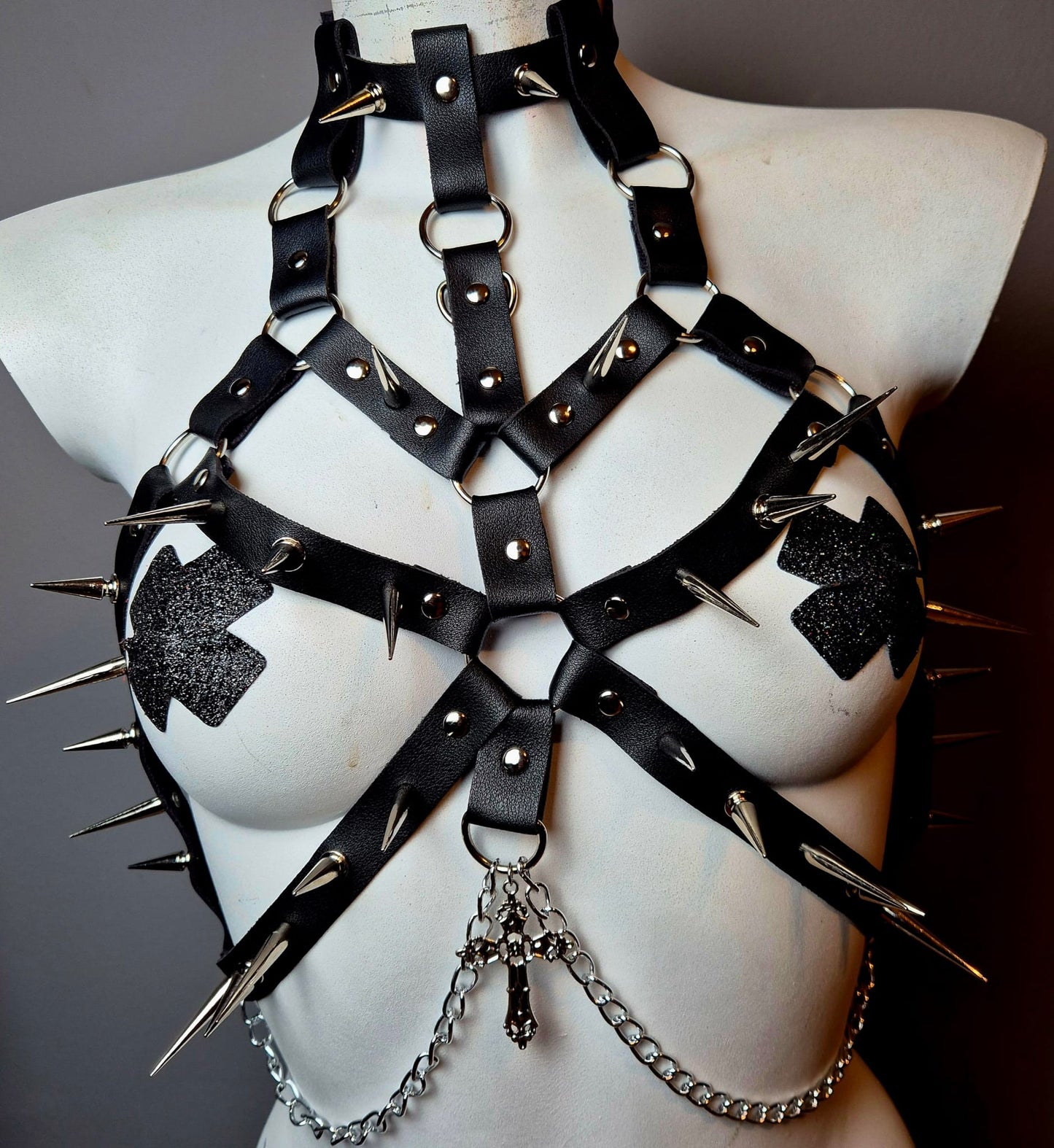 Harness nero con borchie lunghe