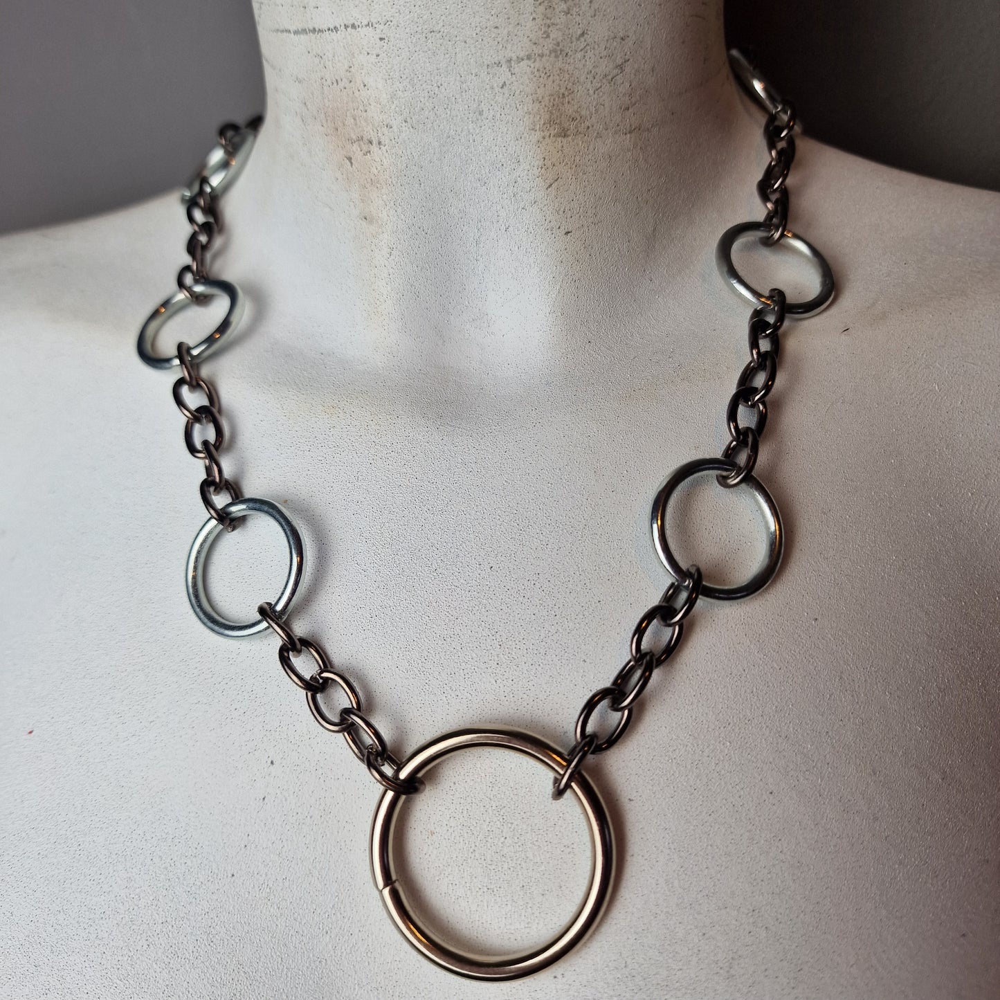 Collana con cerchi e catene
