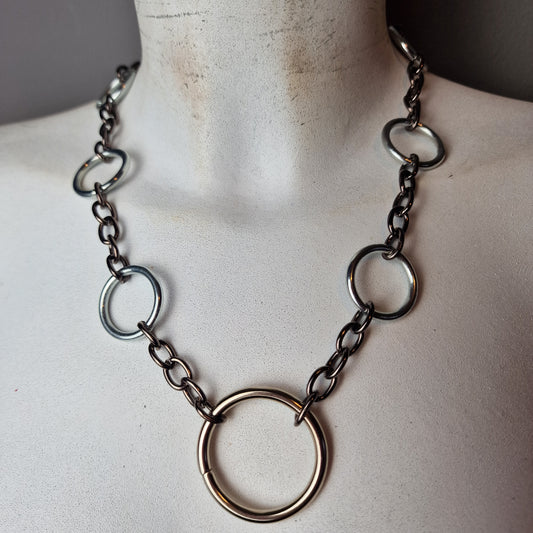 Collana con cerchi e catene