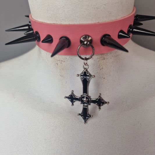 Chocker rosa con borchie e croce nera
