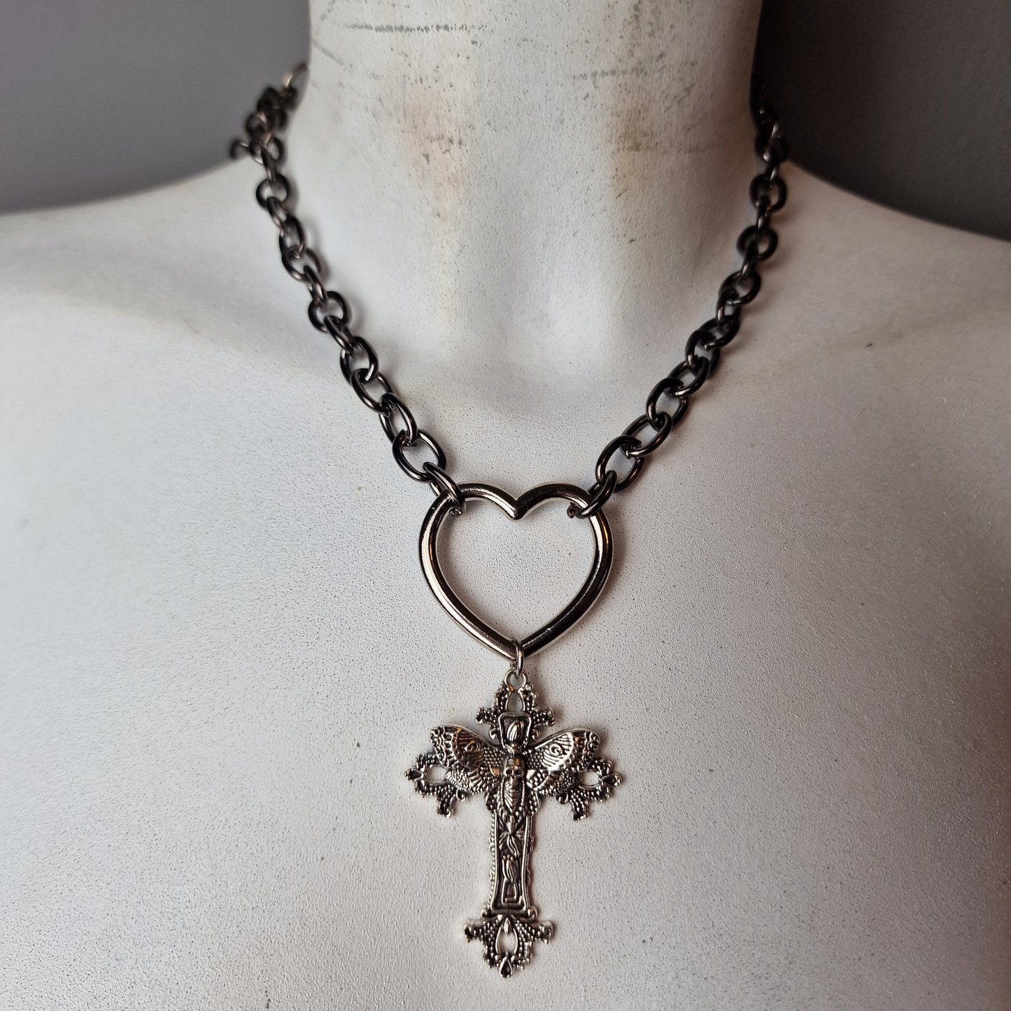 Collana con croce e falena