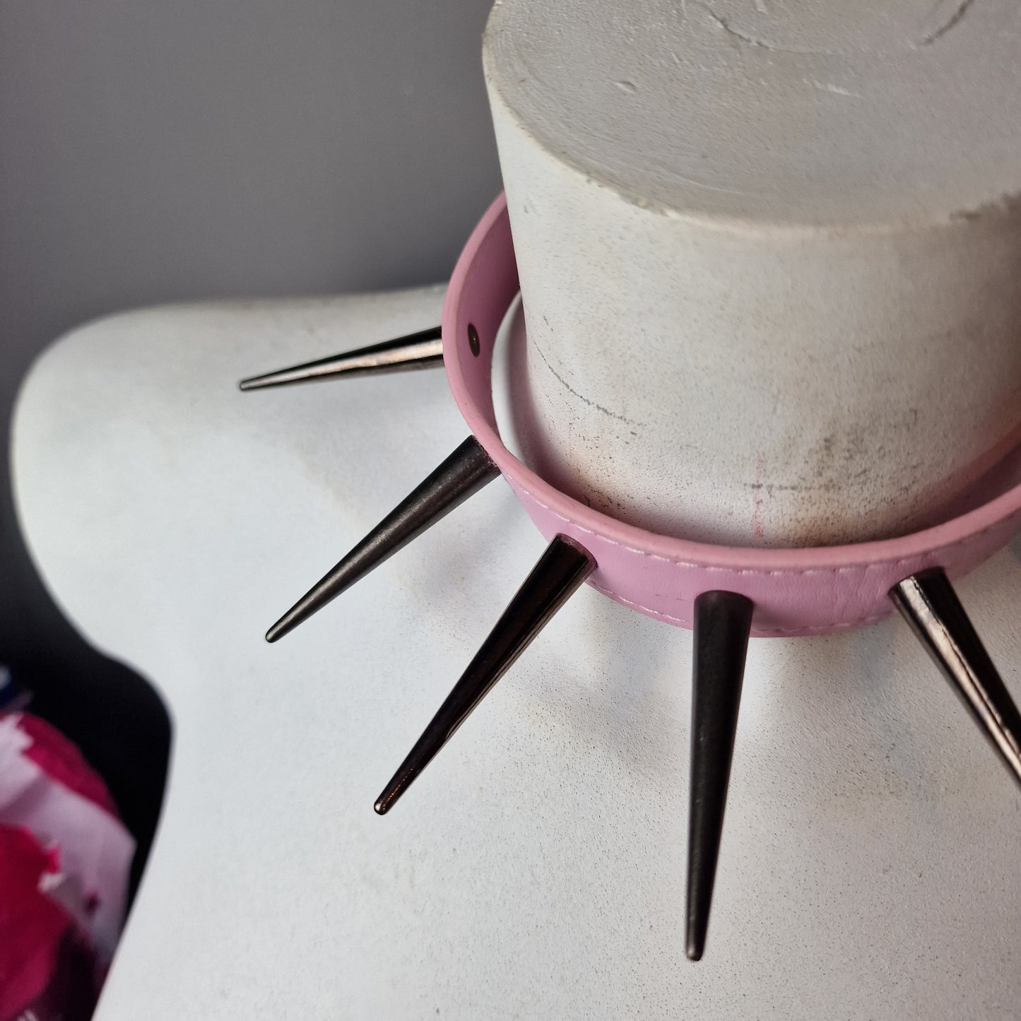Chocker rosa XXL con borchie lunghe nere 50 cm