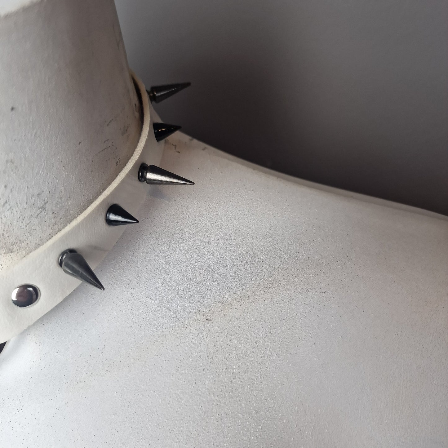 Chocker bianco con croce