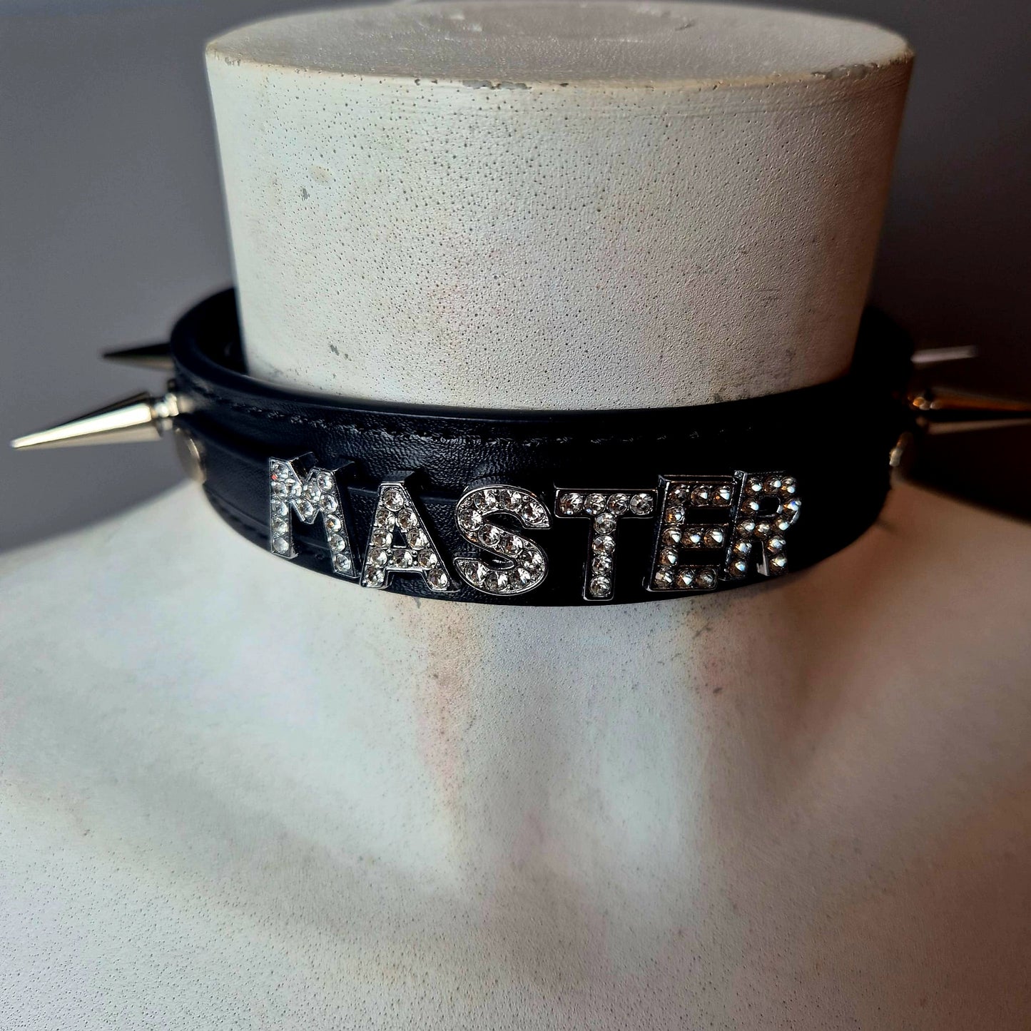 Chocker con scritta "Master"