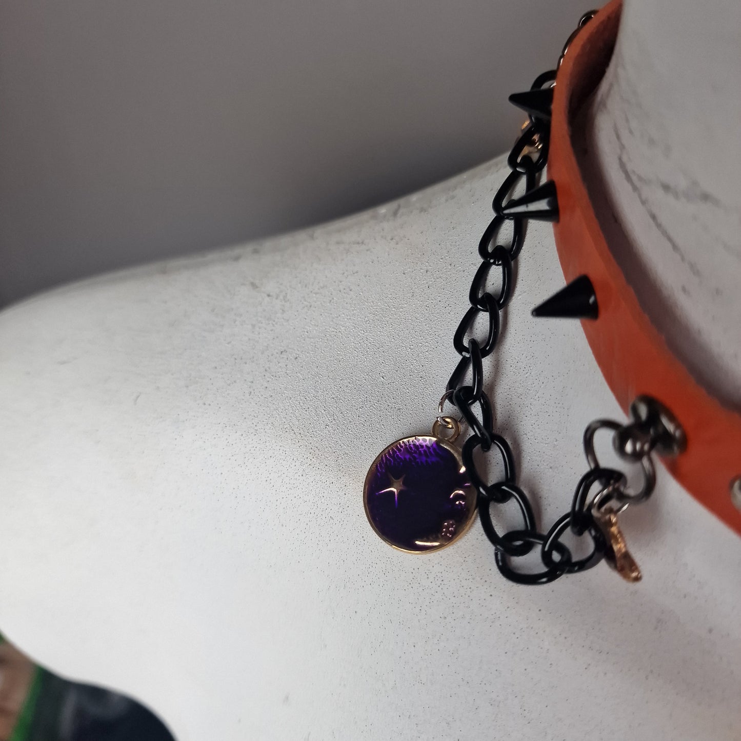 Chocker con catene e lune