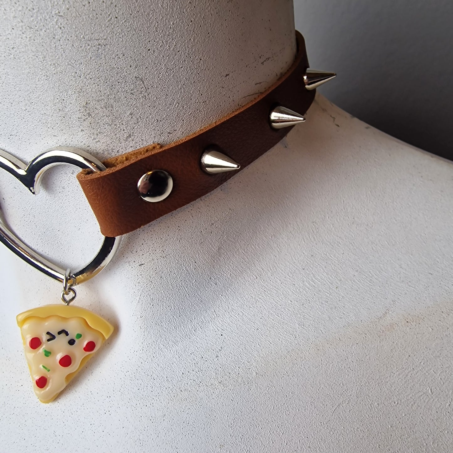 Chocker con borchie e ciondolo di pizza