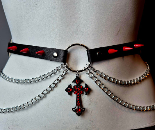 Cintura con borchie rosse e croce