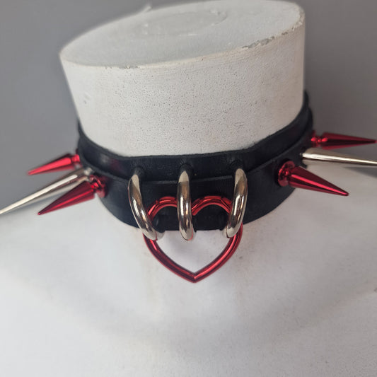 Chocker nero con borchie olografiche rosse