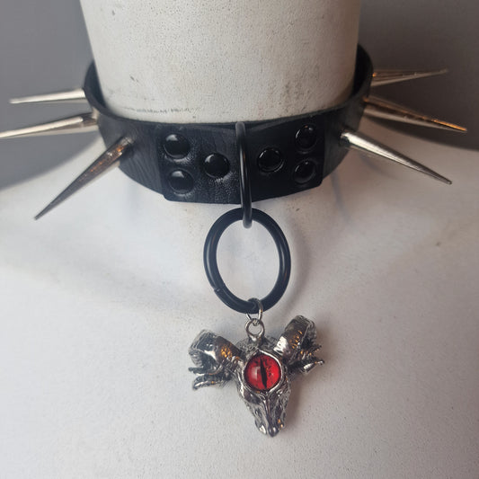 Chocker nero con capra