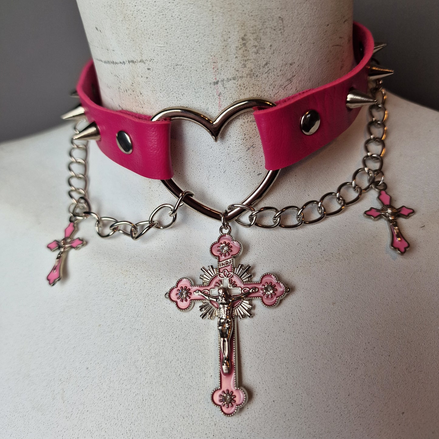 Chocker fuxia con croci e catene