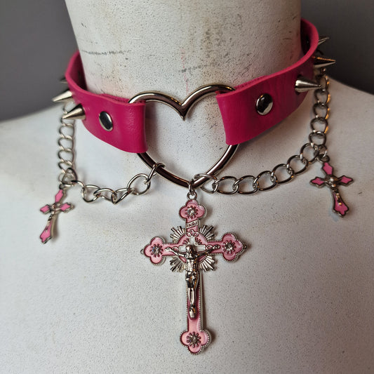Chocker fuxia con croci e catene