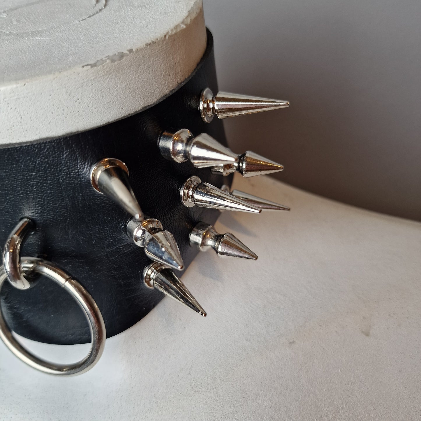 Chocker ampio nero e borchie lunghe