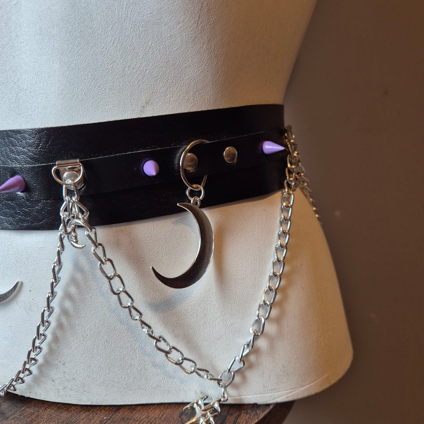 Cintura con lune e borchie viola