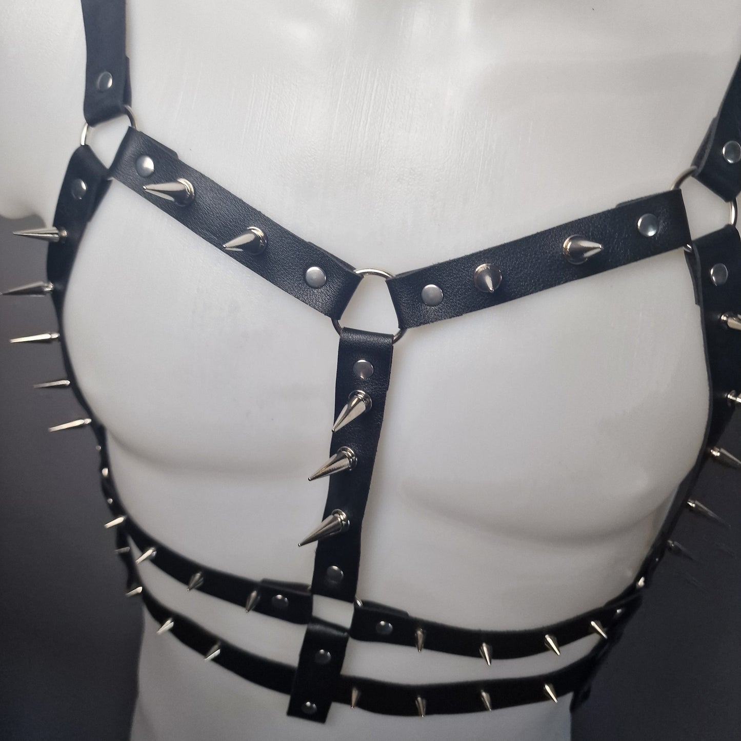 Harness maschile con borchie