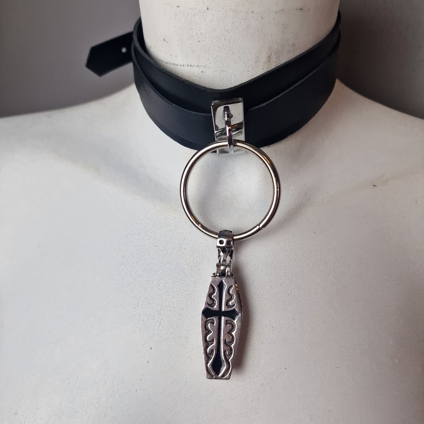Chocker con ciondolo di bara