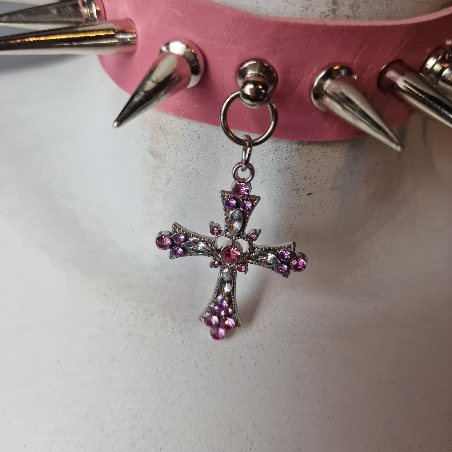 Chocker rosa e croce