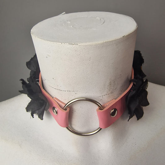Chocker rosa con fiori finti