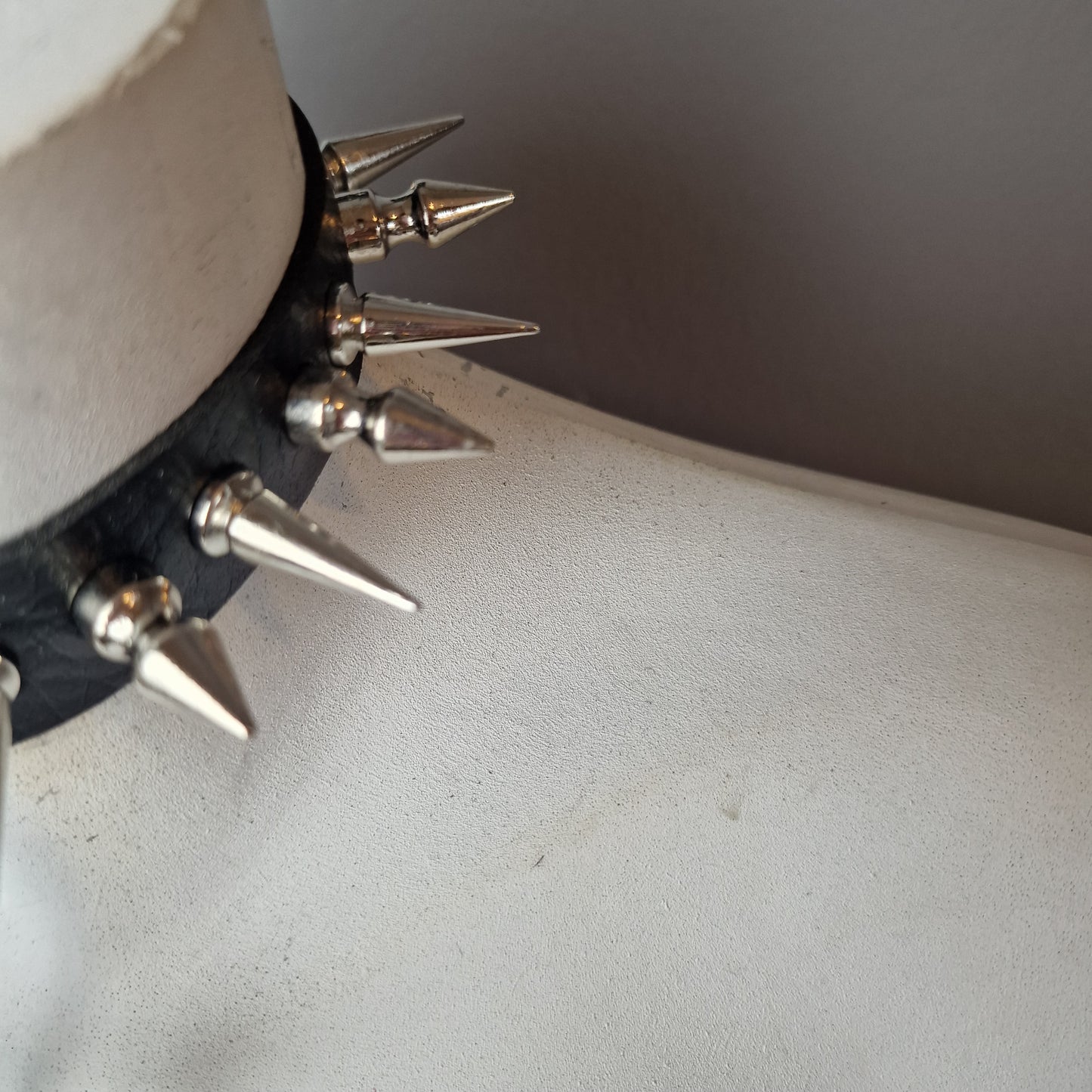 Chocker con borchie argento e croce