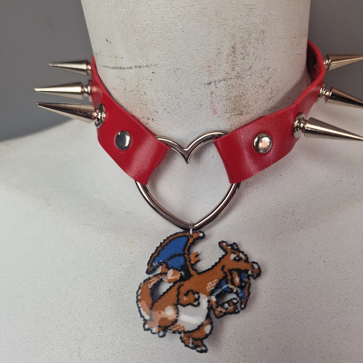Chocker con Charizard 3D rosso