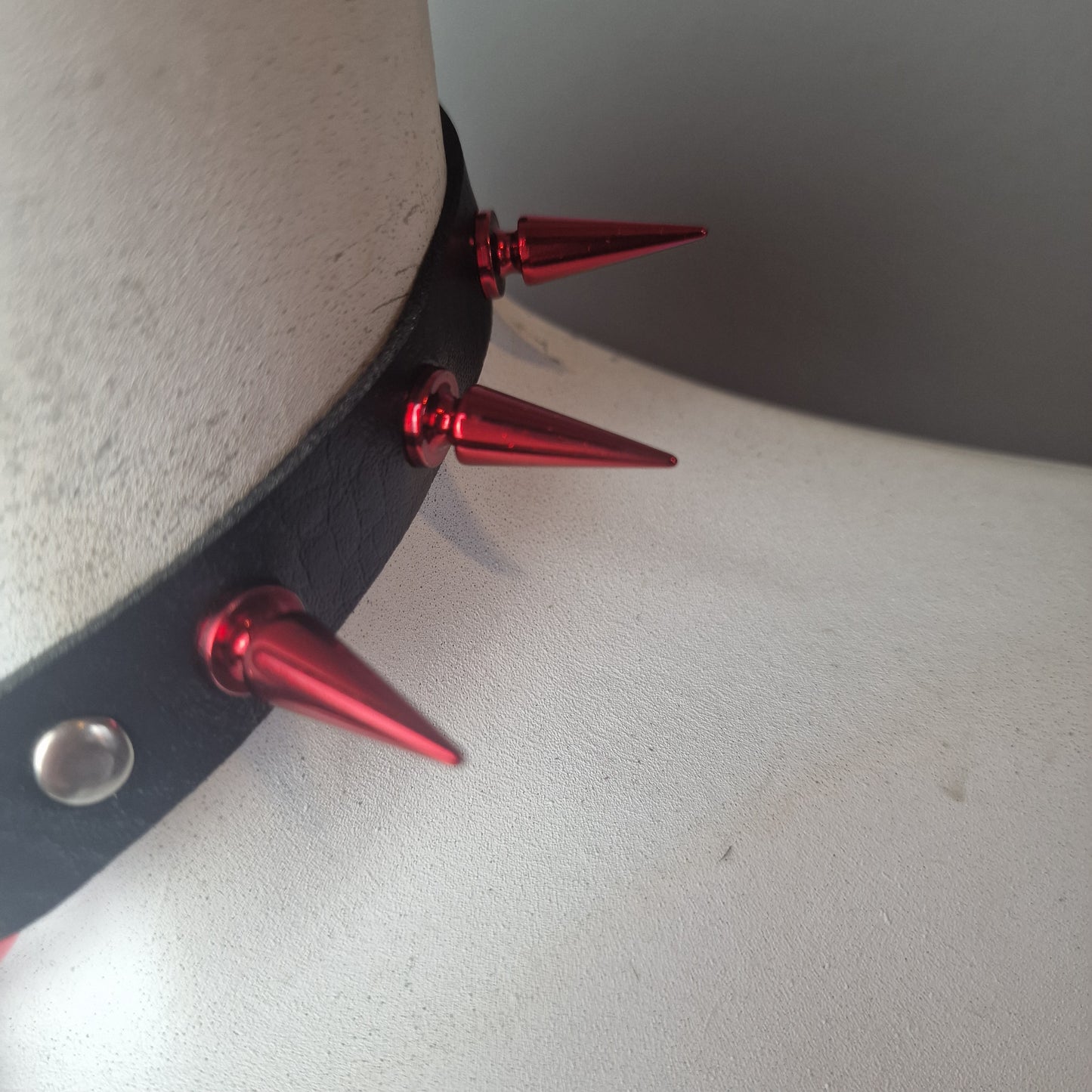 Chocker con cuore rosso e borchie rosse olografiche