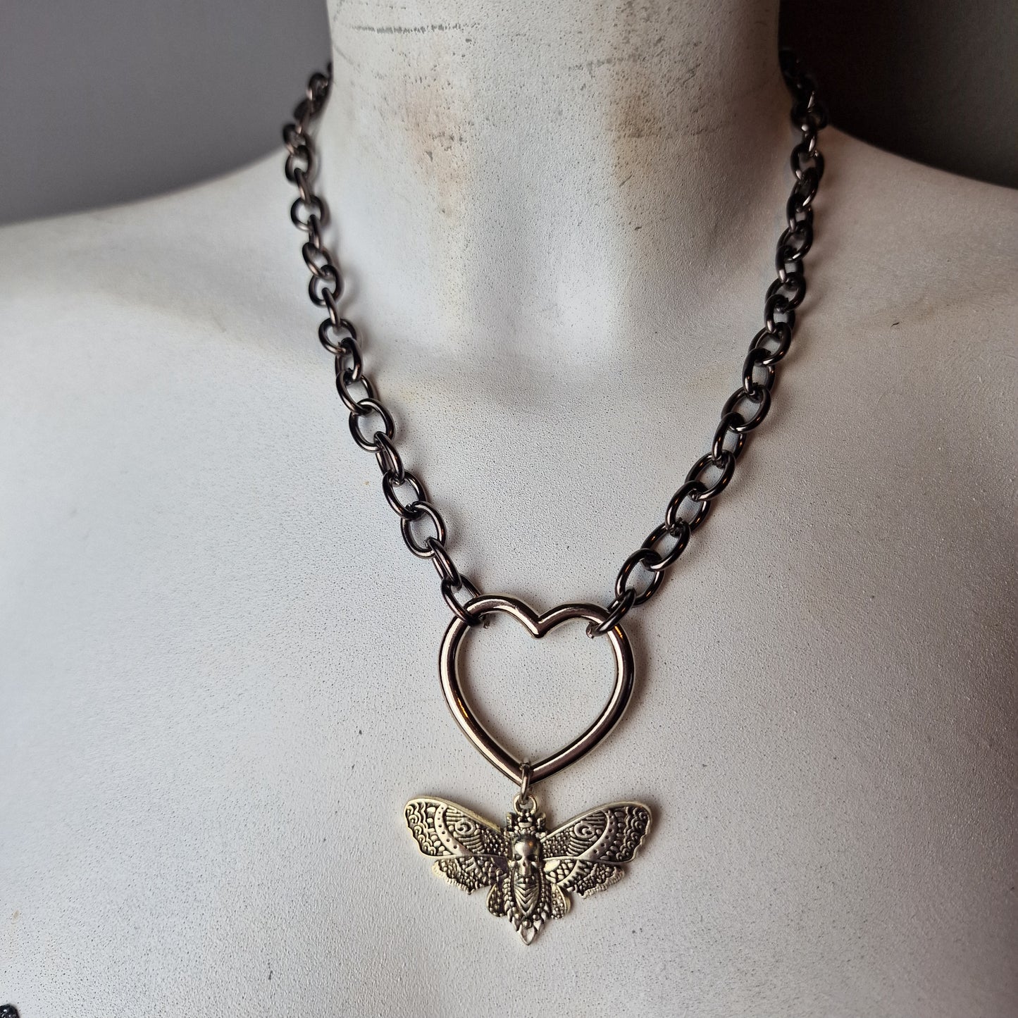 Collana con catene e ciondolo