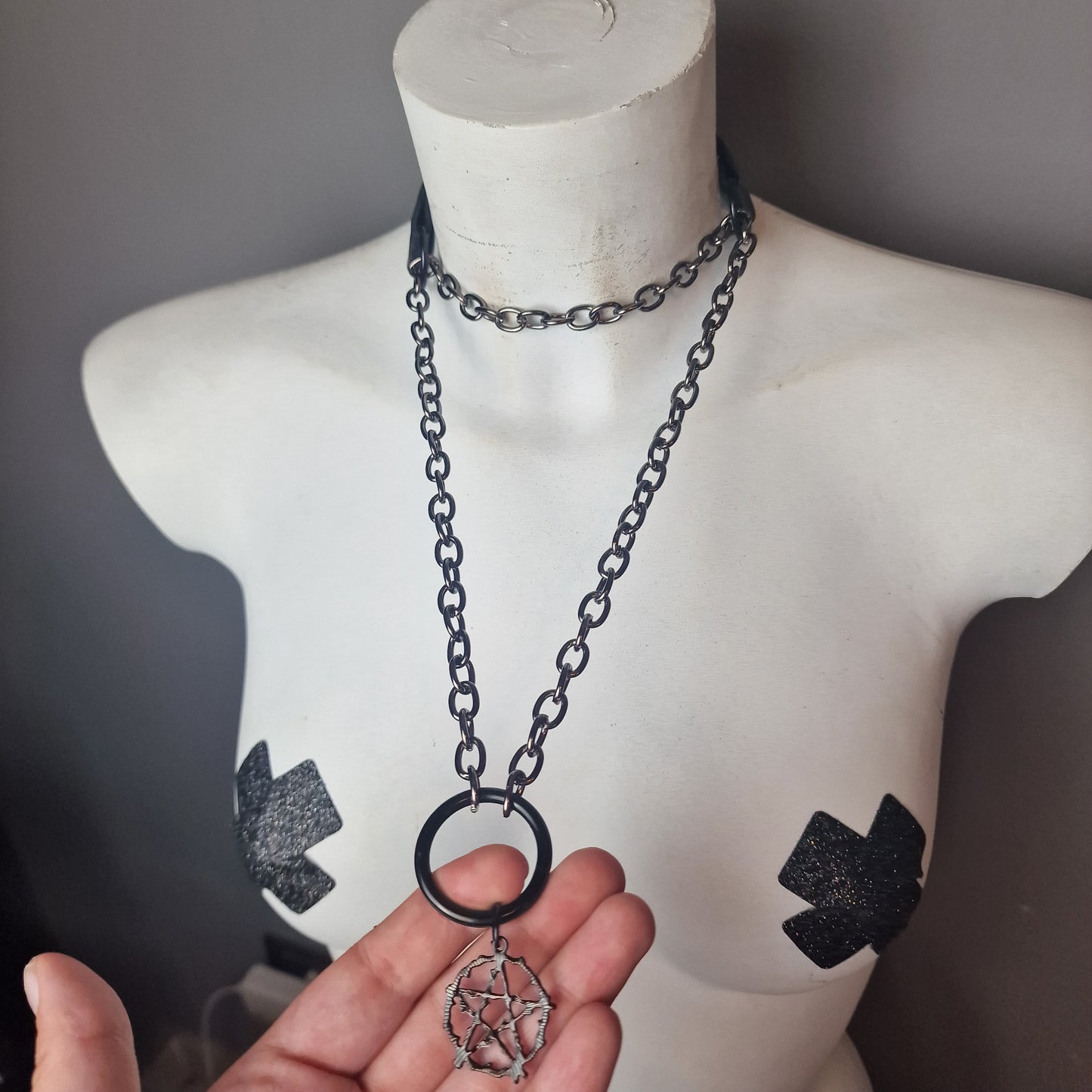 Chocker a strozzo con ciondolo