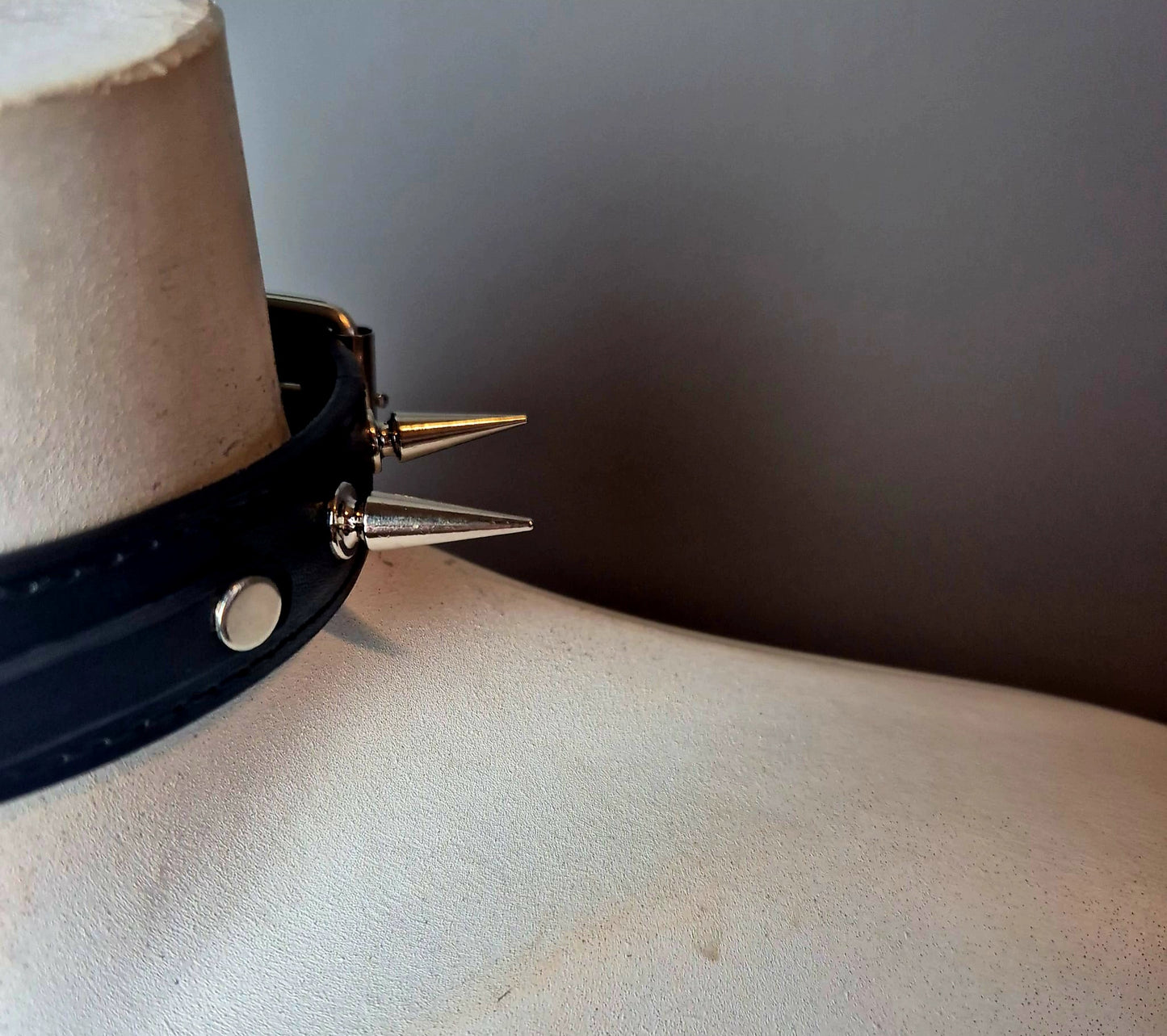 Chocker nero con scritta "Slave"